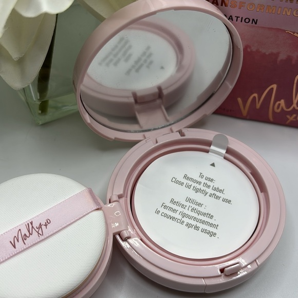 Mally Flawless Finish Transforming Effect Foundation ~ Light - Picture 2 of 6